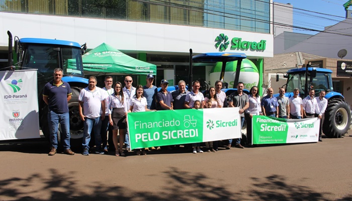 Sicredi Grandes Lagos PR/SP faz a entrega de três tratores para produtores rurais de Laranjeiras do Sul